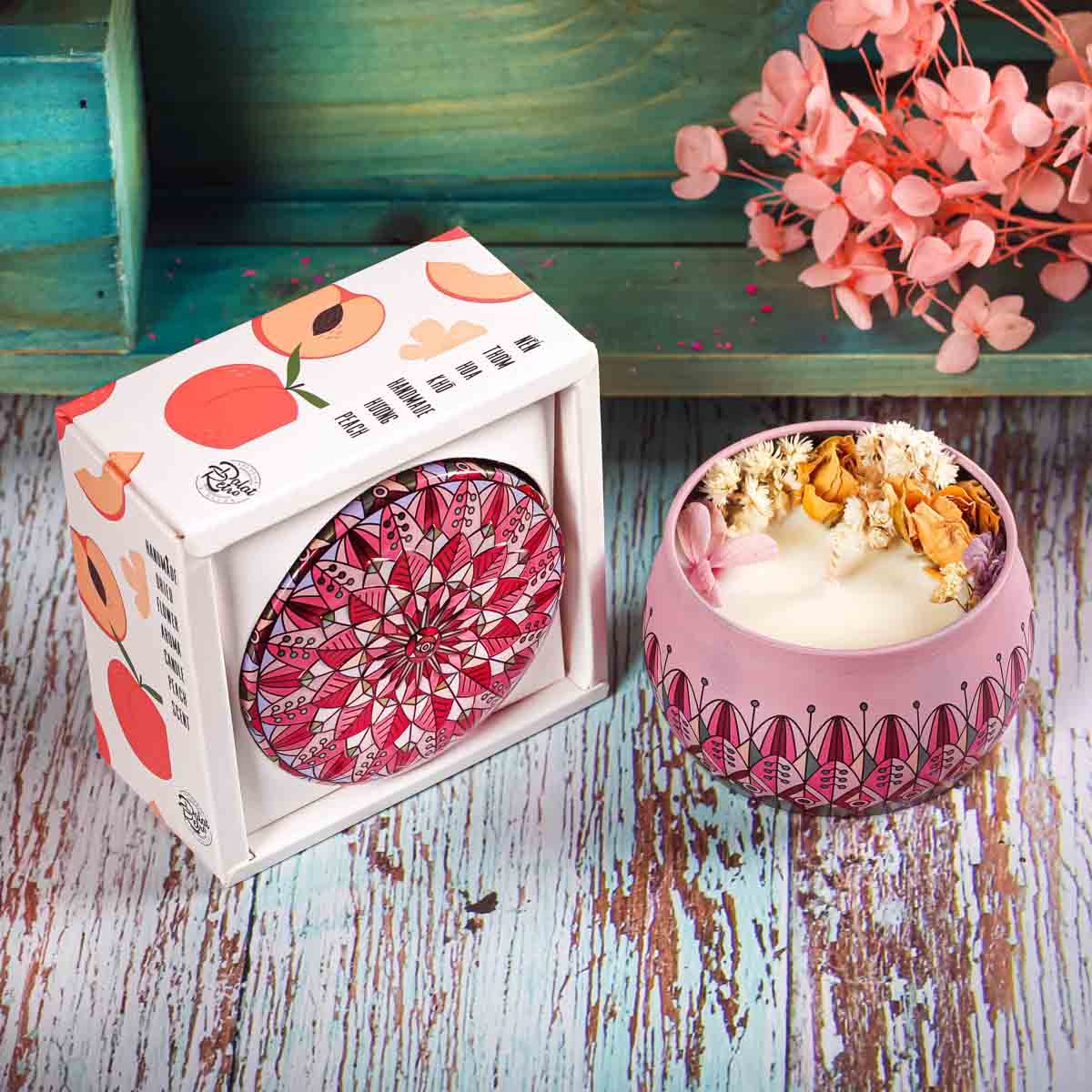 Nến thơm hộp thiết hoa văn: Đào quyến rũ Peach