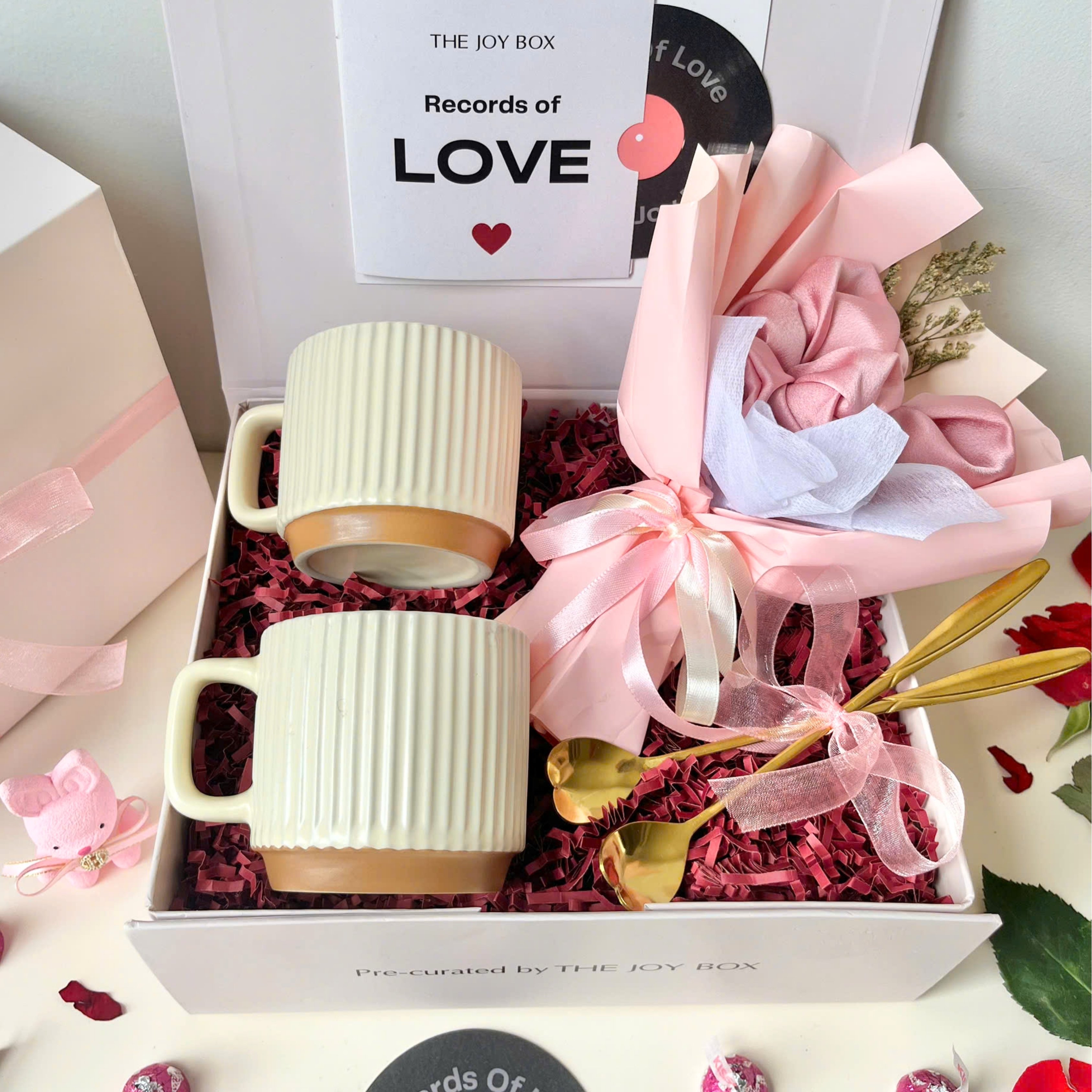 Hộp Quà "Love Endlessly", Nâng Niu Tình Yêu Bền Chặt, Set Quà 8/3 Lãng Mạn Với Cốc Sứ Kèm Muỗng Và Bó Hoa Buộc Tóc, Quà Cho Bạn Gái, Quà Cho Nữ