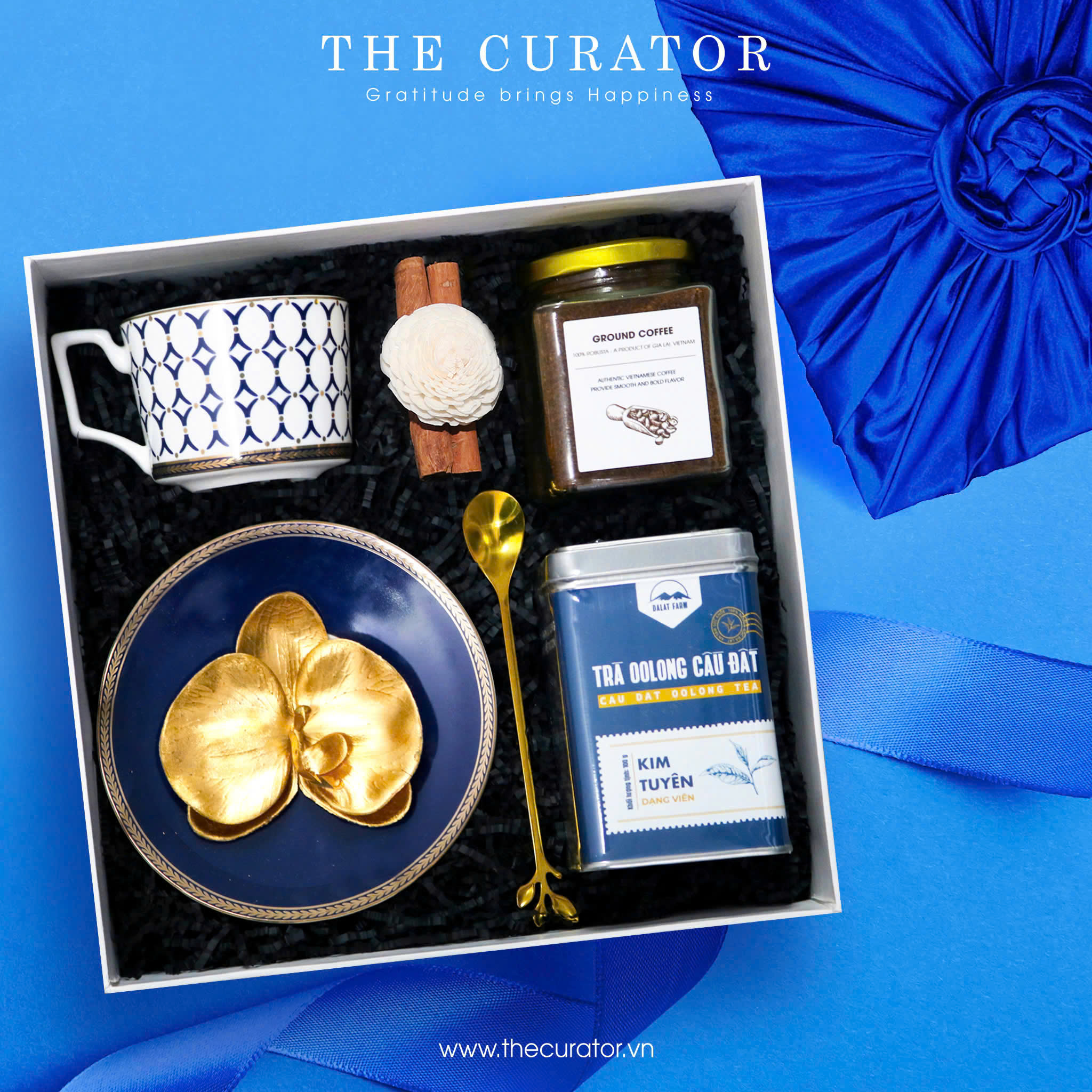 Hộp Quà "Royal Blue", Sắc Xanh Hoàng Tộc, Set Quà Cao Cấp Với Bộ Chén Đĩa Cùng Cà Phê Và Trà Ô Long, Quà Tặng Doanh Nghiệp Cao Cấp, Quà Sinh Nhật